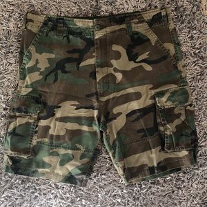 Men’s camo cargo shorts